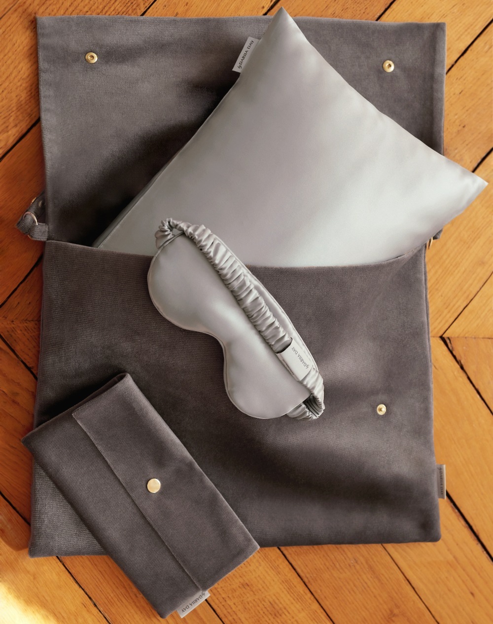 Silk Travel Set#Travel_Set_byDariiaDay_Campaign_3_Paris-1.jpg